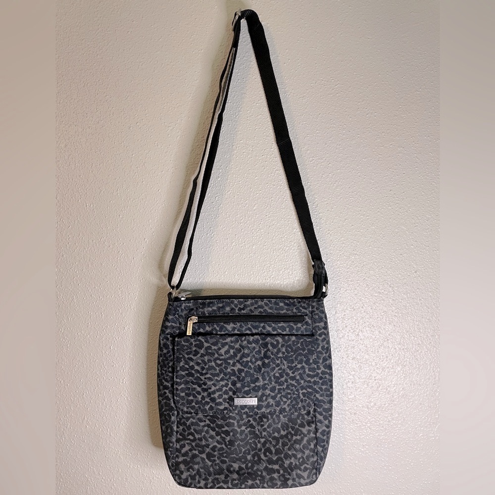 Baggallini Nylon Grey Casual Travel Crossbody Purse